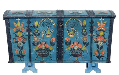 19TH CENTURY SWEDISH OAK HAND PAINTED DOME TOP TRUNK
