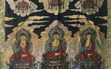 QING DYN. EMBROIDERED SILK THREE BUDDHAS THANGKA