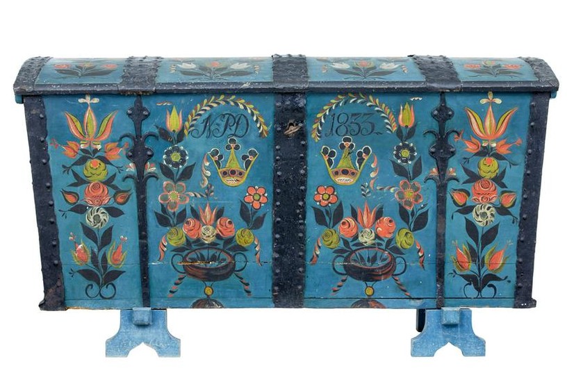 19TH CENTURY SWEDISH OAK HAND PAINTED DOME TOP TRUNK