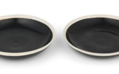 A pair of Cizhou-type white-rimmed and black glazed dishes