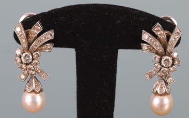 2 paires de boucles d’oreilles > En or gris 18 K (750‰) serti de diamants...