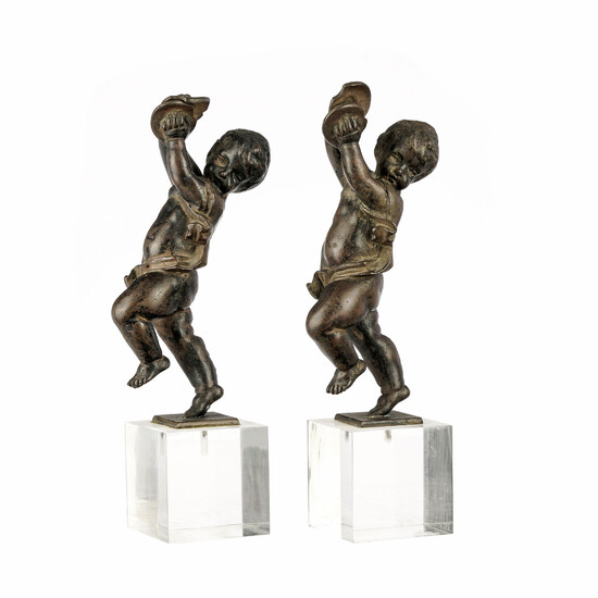 2 putti en bronze jouant des cymbales, montés sur socles en plexiglas, h. sans socle 15 et 15,5 cm