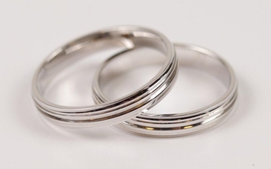 2 white gold wedding rings (750). T: 65 and 67,...