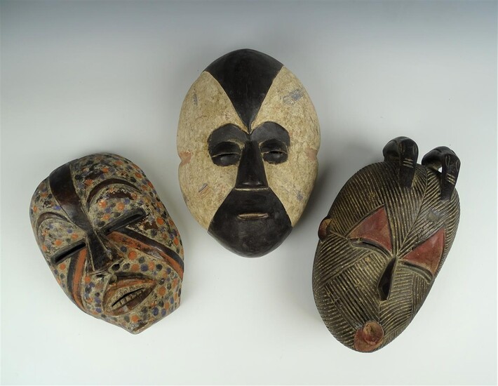 (-), 3 Afrikaanse gepolychromeerde maskers, l. 27 -...