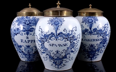 (-), 3 Delftsblauwe 18e eeuwse aardewerken tabakspotten met...