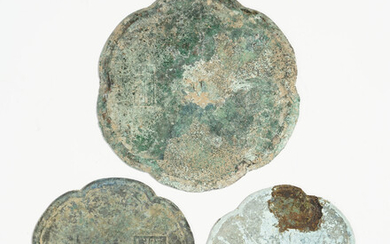 3 miroirs floriformes en bronze, Chine, dynastie Tang, diam. 12 cm, 12,5 cm et 16 cm