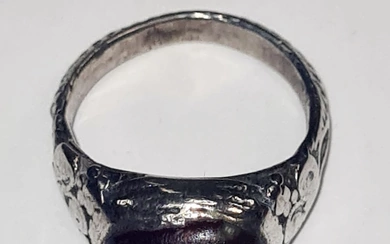 טבעת עתיקה עם אבן אמבר במרכזה עשויה כסף. משקל: 4.57גרם. מידה: 6/52