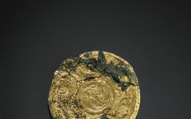 A GOLD FOIL-COVERED BRONZE CIRCULAR PLAQUE, SPRING AND AUTUMN PERIOD, LATE 6TH-EARLY 5TH CENTURY BC