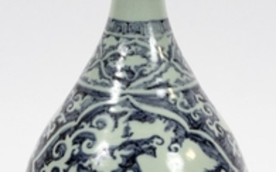 CHINESE BLUE AND WHITE MING STYLE PORCELAIN VASE 12 DIA