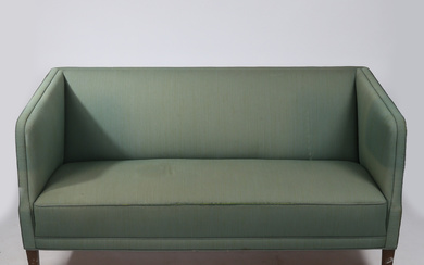 A 20TH CENTURY UPHOLSTERED SOFA.