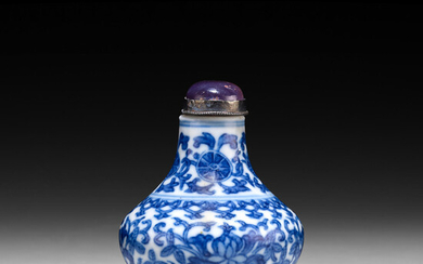A BLUE AND WHITE PORCELAIN SNUFF BOTTLE