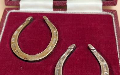 A CASED PAIR OF MINIATURE SILVER HORSESHOES BY FRANCIS HOWARD, SHEFFIELD 1978, 50Gms.