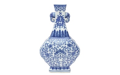 A CHINESE BLUE AND WHITE 'LOTUS SCROLLS' VASE 二十世紀 青花纏枝蓮紋雙象耳瓶 《大清乾隆年製》款