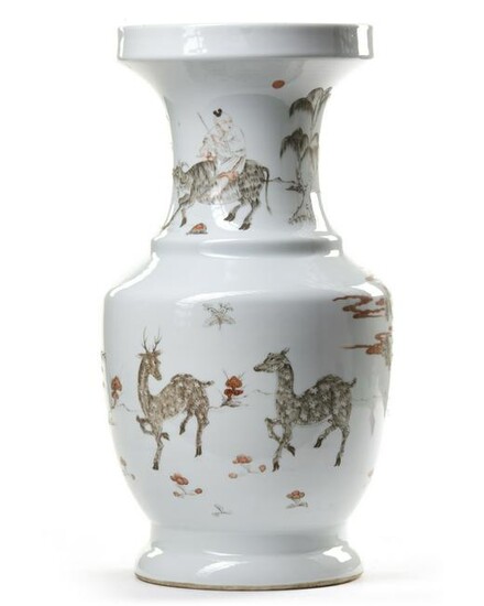 A CHINESE DEER DECORATED PORCELAIN VASE, CHINA, 20TH