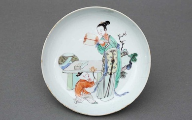 A CHINESE FAMILLE-VERTE 'LADY WITH CHILD' DISH 清康熙 仕女嬰戲圖圖紋盤