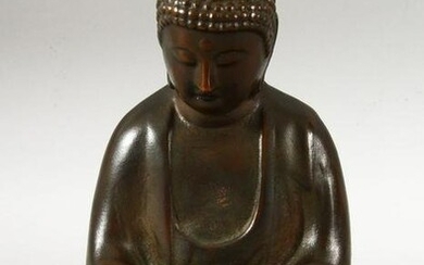 A CHINESE SEATED BRONZE FIGURE OF A BUDDHA / DEITY