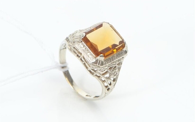 A CITRINE SIGNET RING IN 14CT WHITE GOLD, SIZE H, 2.6GMS