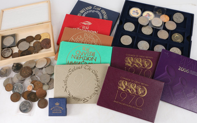 A COLLECTION OF ROYAL MINT AND OTHER COIN SETS, LOOSE COINS AND TOKENS (QTY).