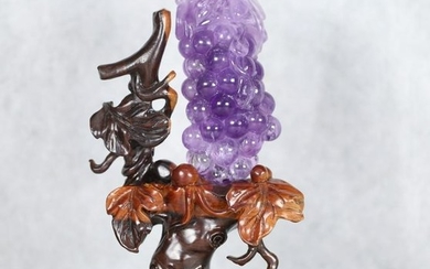 A CRYSTAL CARVED GRAPE ORNAMENT