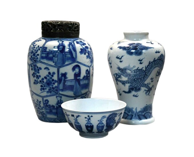 A Chinese blue and white porcelain vase, Qing Dynasty, 19th century