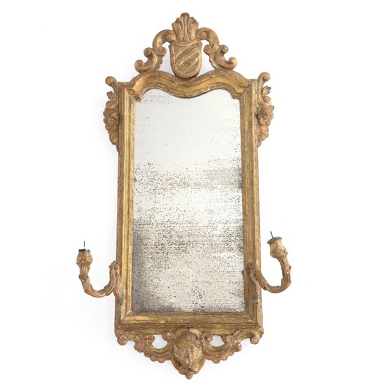 A French Régence giltwood bracket mirror. Ca. 1720. H. 96 cm. W. 50 cm.