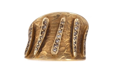 A HAMMERED GOLD RING