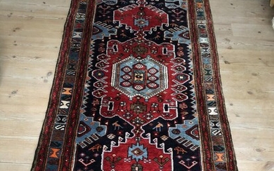 NOT SOLD. A Hamadan rug, Persia. Geometrical medallion design. Late 20th century. 105 x 210 cm. – Bruun Rasmussen Auctioneers of Fine Art
