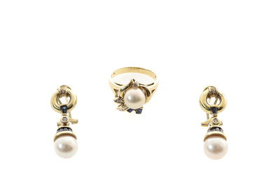 A MODERN AMERICAN 14 CARAT GOLD DIAMOND SAPPHIRE AND CULTURED PEARL SET DRESS RING AND MATCHING EAR PENDANTS.