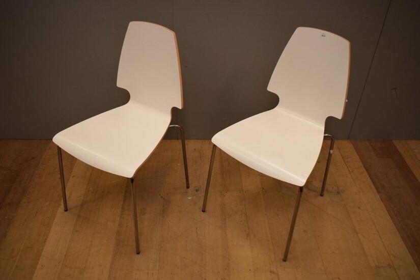 A PAIR OF WHITE TIMBER CHAIRS (88H X 47W X 53D CM)