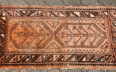 A SMALL 20TH CENTURY PERSIAN DESIGN RUG, rust ground