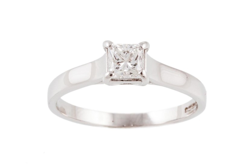 A SOLITAIRE DIAMOND RING, with princess cut diamond of appro...