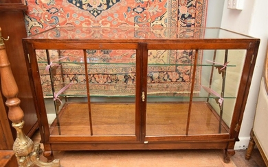 A TIMBER AND GLASS SHOP DISPLAY CASE (A/F) MISSING SCREW TO SHELF (H 92 X W 136 X D 57 CM)