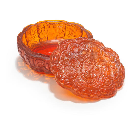 A VERY RARE CARVED AMBER MELON-SHAPED 'DRAGON' BOX AND COVER