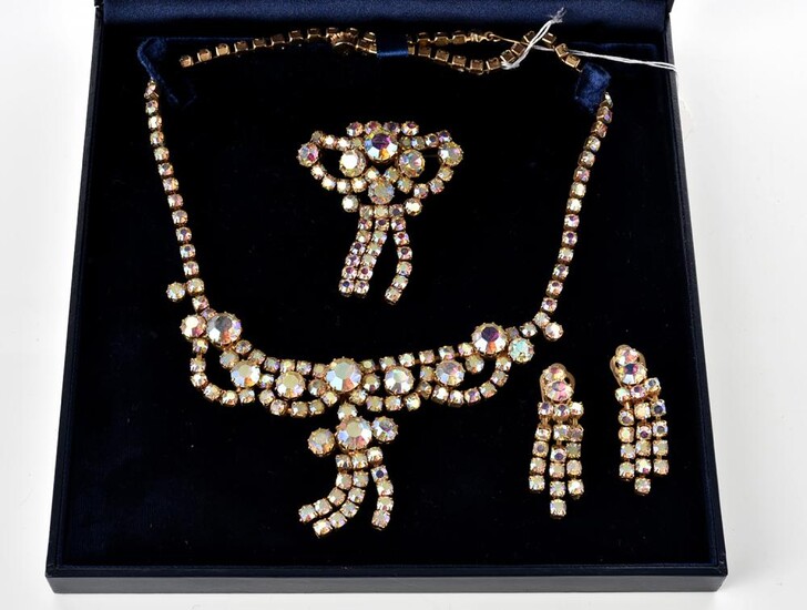 A VINTAGE PASTE SET JEWELLERY SUITE, COMPRISING A NECKLACE, A BROOCH AND A PAIR OF CLIP EARRINGS, IN A CATANACHS' BOX