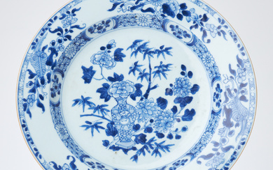 A blue and white decorated plate, Qianlong, China, 18th century.