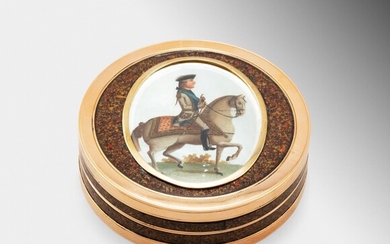 A circular gold-mounted composition box, the cover insert with a mother-of-pearl miniature representing a man on a horse, most probably the Count de Provence, future King Louis XVIII, Paris, 1788-1789 | Boîte ronde en composition montée en or avec...