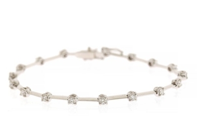 A diamond bracelet set with numerous brilliant-cut diamonds weighing a total of app. 1.01 ct., mounted in 18k white gold. F-G/VVS-VS. L. app. 18 cm.