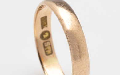 A good antique 15ct rose gold band with makers stamp,...