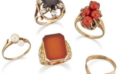 A group of five rings, comprising: a 9ct gold garnet...