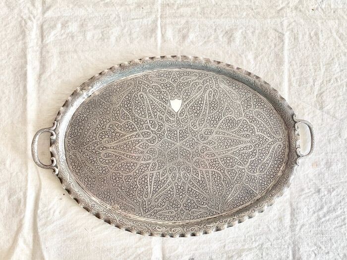 A magnificent Kashmiri silver tray - LARGE -MASSIvE - .925 silver - Indian silversmith- INDIA ( Kashmir )- Late 19th century