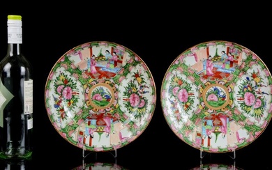 A pair of big Chinese (Canton) plates - NO RESERVE PRICE - Canton, Famille rose, Rose Medallion - Porcelain - Mandarin interior scenes / birds, butterflies, flowers, fruits - Perfect condition - China - Republic period (1912-1949)
