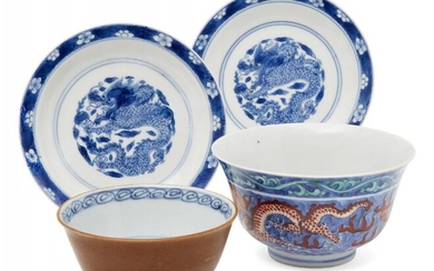 A pair of small Chinese porcelain dishes,...