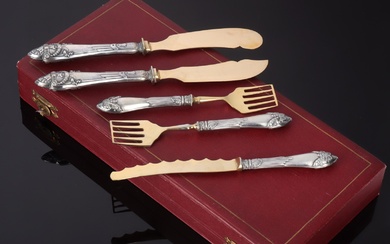 A set of Russian serving cutlery with silver handles (5)