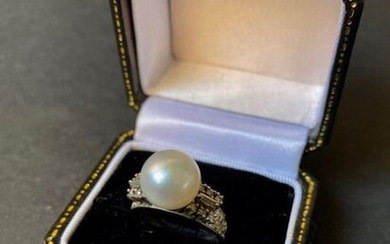 A white gold ring decorated with a pearl...