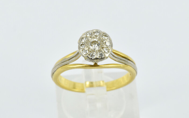 AN 18CT GOLD AND DIAMOND FLORAL CLUSTER RING