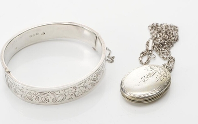 AN ANTIQUE ENGRAVED STERLING SILVER BANGLE, HALLMARKED CHESTER 1878, TOGETHER WITH A LOCKET IN SILVER GILT AND CHAIN