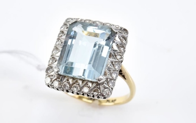 AN AQUAMARINE AND DIAMOND COCKTAIL RING IN 18CT GOLD AND PLATINUM, SIZE P