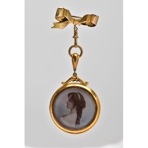 AN EARLY 20TH CENTURY 9CT GOLD PORTRAIT BROOCH, the circular...