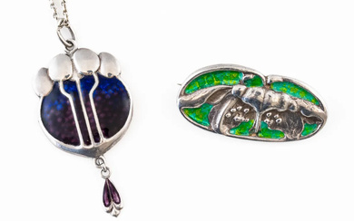 AN EARLY 20TH CENTURY ENAMEL PENDANT AND BROOCH (2)