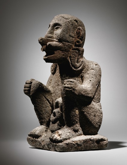 AZTEC STONE SEATED FIGURE, Statue anthropomorphe en pierre Culture Aztèque, Vallée de Mexico 1300-1521 AP. J.-C.